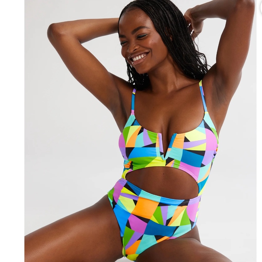 No Boundaries Juniors’ Cut-Out One-Piece Swimsuit - Picture 4 of 5